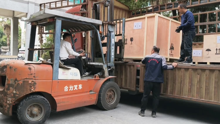 铝箔分切机装车发货