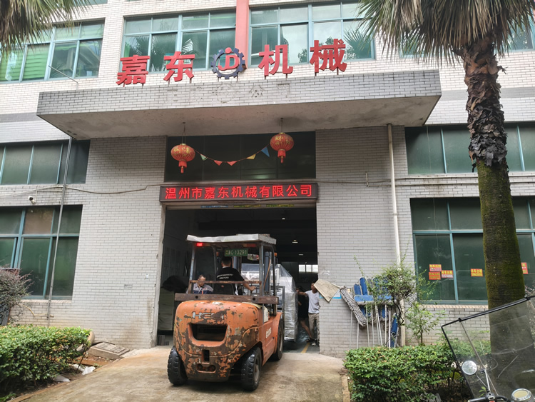 新利手机平台定制铝箔压纹分切一体机